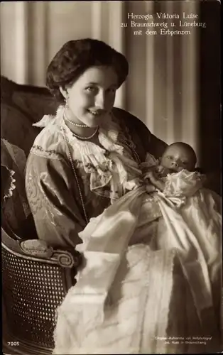 Ak Prinzessin Victoria Luise von Preußen, Herzogin zur Braunschweig und Lüneburg mit Erbprinz