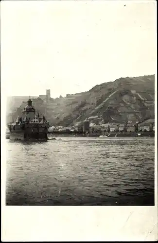 Foto Ak Caub Kaub am Rhein, Blick auf die Rheinpfalz vom Dampfer aus