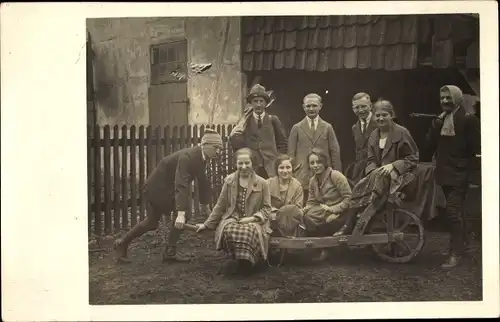 Foto Ak Köllnischfeld Cöllnischfeld Springe am Deister, Ausflugsgesellschaft, Schubkarre, 1926