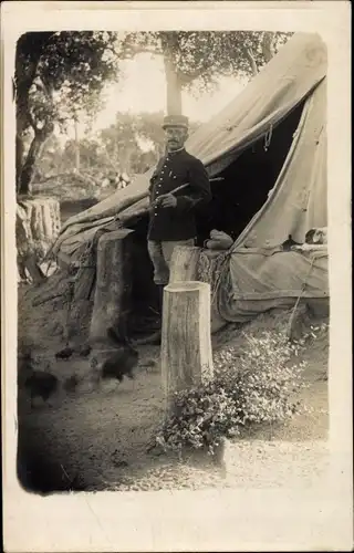 Foto Ak Marokko, Französischer Soldat in Uniform vor einem Zelt