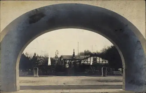 Foto Ak Bad Nauheim Hessen, Blick durch ein Tor, Gebäude