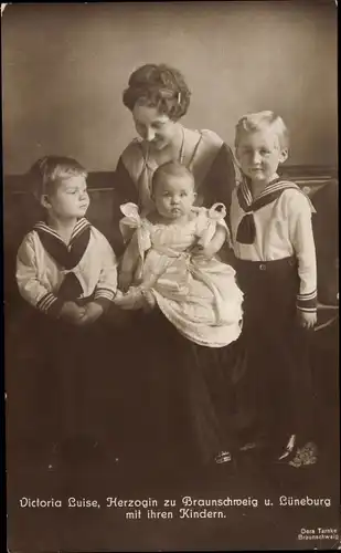 Ak Prinzessin Victoria Luise von Preußen, Herzogin zu Braunschweig mit ihren Kindern, Portrait