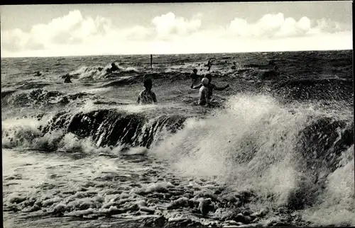 Ak Sahlenburg Cuxhaven in Niedersachsen, Fröhliches Baden bei Hochwasser