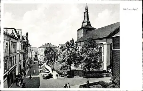 Ak Lüdenscheid im Märkischen Kreis, Straßenpartie mit Kirche, Passanten