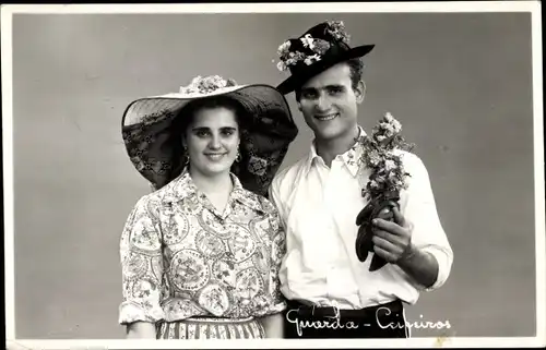 Foto Ak Liebespaar in portugiesischer Tracht, Portrait, Blumen