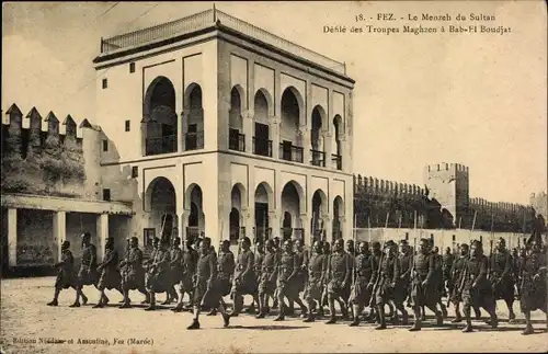 Ak Fès Fez Marokko, Le Menzeh du Sultan, Defile des Troupes Maghzen a Bab El Boudjat