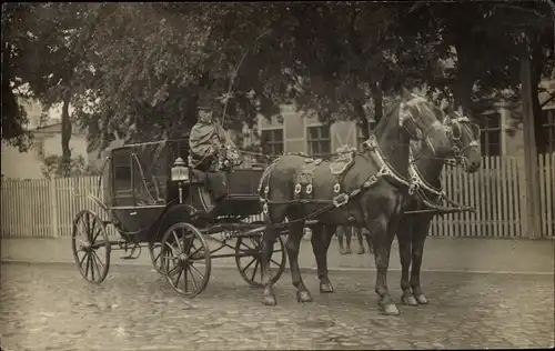 Foto Ak Magdeburg in Sachsen Anhalt, Straßenpartie mit Kutsche, Kutscher
