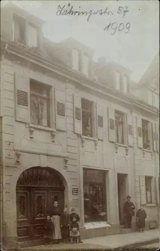 Foto Ak Karlsruhe in Baden, Wohnhaus Zähringerstraße 57, Geschäft, Anwohner, 1909