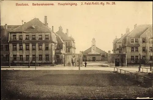 Ak Bautzen in der Oberlausitz, Barbarakaserne, Haupteingang, 2. Feldartillerie Rgt. Nr. 28