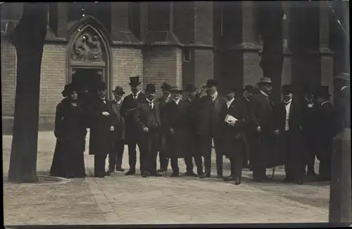 Foto Ak Koblenz am Rhein, Gruppenbild an der Kirche