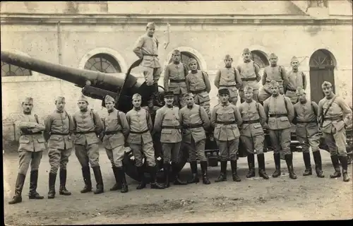 Foto Ak Französische Soldaten in Uniformen vor einem Geschütz