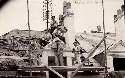 Foto Ak Chateauneuf Sarthe, Bauarbeiter auf einem Hausdach, Dachdecker, Baustelle