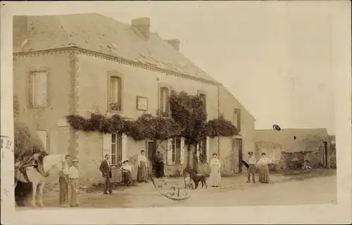 Foto Ak Frankreich, Gasthaus, Straßenpartie, Anwohner