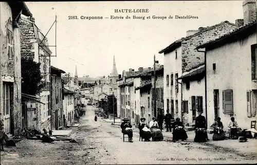 Ak Craponne sur Arzon Haute Loire, Entrée du Bourg, Groupe de Dentellieres