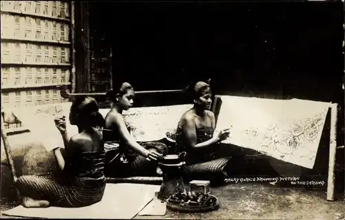 Foto Ak Malaysia, Malay Girls drawing picture on the sarong