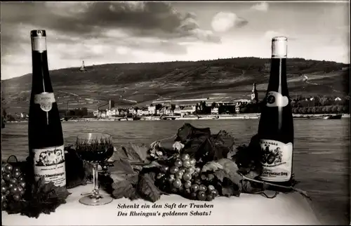 Ak Rüdesheim am Rhein, Blick zum Ort, Weinflaschen, Weintrauben