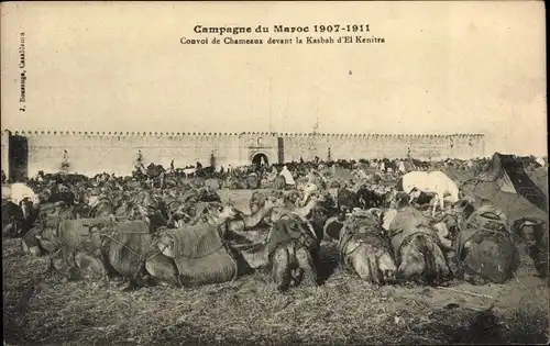 Ak Marokko, Campagne 1907-1911, Convoi de Chameaux devant la Kasbah d'El Kenitra