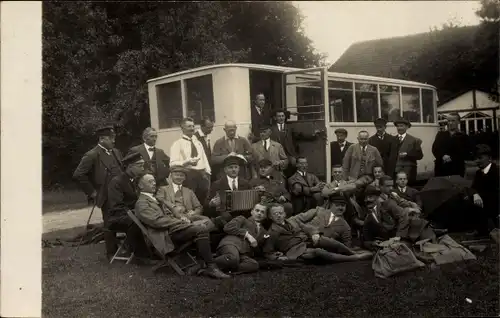 Foto Ak Iburg Borgholzhausen, Gruppenportrait, Nachtfahrt, Akkordeonspieler