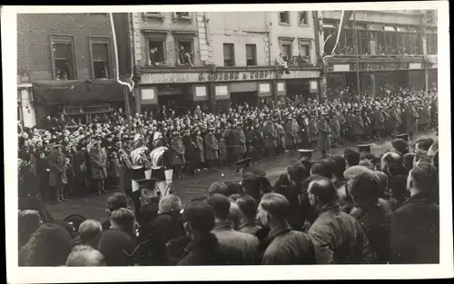 Foto Ak London City England, Parade, Soldaten in Uniform, Menschenmenge