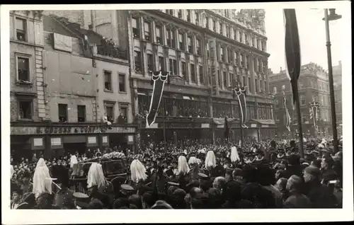 Foto Ak London City England, Prozession, Begräbniszug, Menschenmenge, Soldaten in Uniform