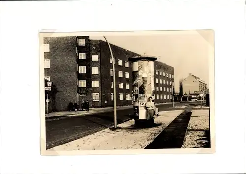 Foto Hamburg Wandsbek, Walddörferstraße Ecke Nebendahlstraße, Litfaßsäule, Senats Bock