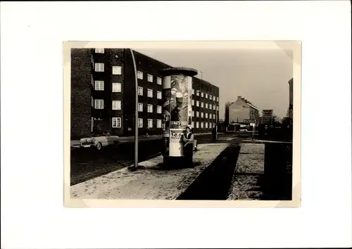 Foto Hamburg Wandsbek, Walddörferstraße Ecke Nebendahlstraße, Litfaßsäule, Senats Bock