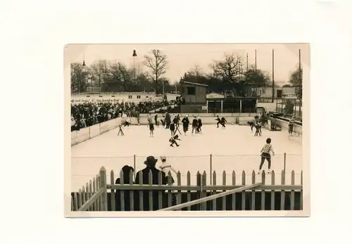 Foto Hamburg Mitte Neustadt, Holstenwall, Eisbahn, Eisläufer, Zuschauer