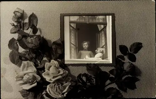 Passepartout Foto Ak Mädchen mit Puppe am Fenster