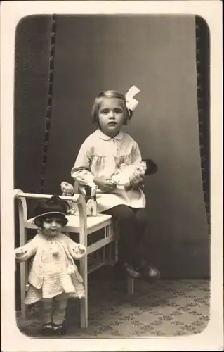 Foto Ak Portrait von einem Mädchen mit Puppen