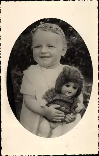 Foto Ak Portrait von einem Mädchen mit Puppe