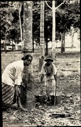 Foto Ak Malaysien, Frau und Kind gewinnen Kautschuk am Baum