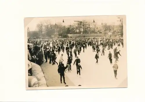 Foto Hamburg Mitte Neustadt, Holstenwall, Blick auf die Eisbahn, Eisläufer