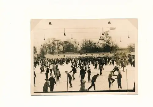 Foto Hamburg Mitte Neustadt, Holstenwall, Blick auf die Eisbahn, Eisläufer