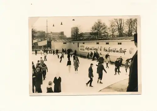 Foto Hamburg Mitte Neustadt, Holstenwall, Blick auf die Eisbahn, Eisläufer