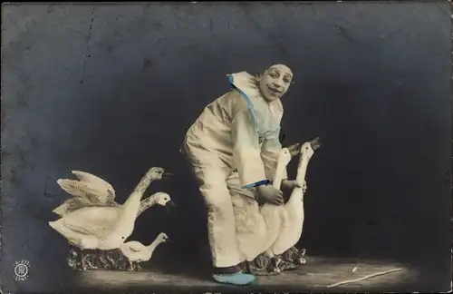 Ak Pierrot hält zwei Gänse an den Hälsen