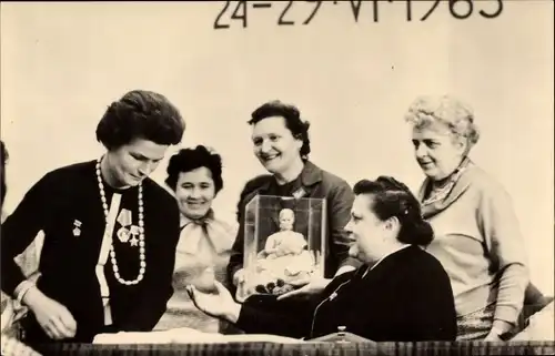 Ak Moskau Russland, Weltkongress der Frauen, 1963, Nina Popowa, Vizepräsidentin der IDFF, Puppe