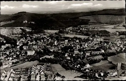 Ak Attendorn im Sauerland, Schloss Schnellenberg, Fliegeraufnahme, Ort