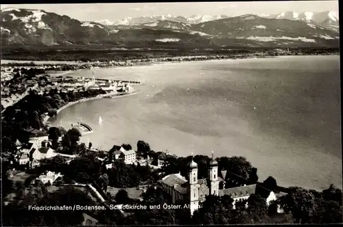 Ak Friedrichshafen am Bodensee, Fliegeraufnahme, Schlosskirche und Österr. Alpen