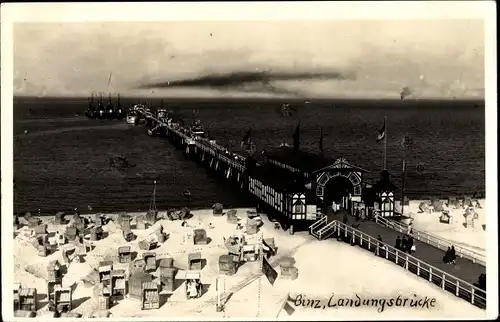Foto Ak Seebad Binz auf Rügen, Strand, Landungsbrücke
