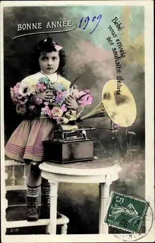 Ak Glückwunsch Neujahr, Grammophone, Mädchen, Blumenstrauß