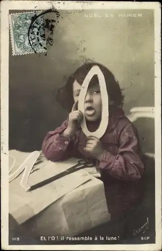 Ak Frohe Weihnachten, Noel en Papier, Et l'O, Kind mit ausgeschnittenen Papierbuchstaben