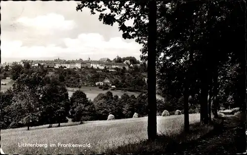 Ak Lichtenberg in Oberfranken, Blick auf den Ort, Wald, Stroh