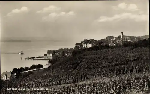 Ak Meersburg am Bodensee, Blick vom Welterkreuz, Weinreben, Ort