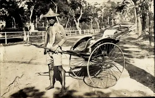 Foto Ak Asien, Mann mit Rikscha