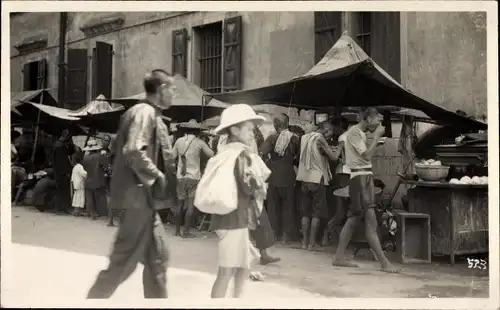 Foto Ak Asien, Straßenhändler in einem Ort