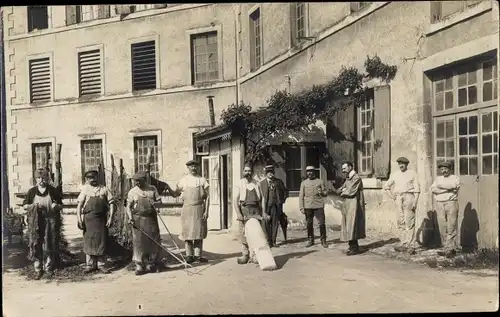 Ak Frankreich, Handwerker, Arbeiter vor einem Gebäude