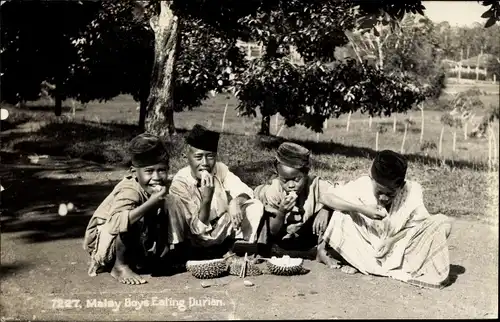 Ak Malaysia, Malay Boys eating Durian, Malayische Jungen beim Essen