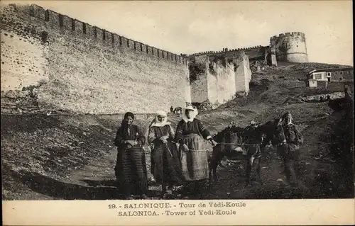 Ak Salonique Thessaloniki Griechenland, Tour de Yedi Koule, Frauen in Tracht mit Esel