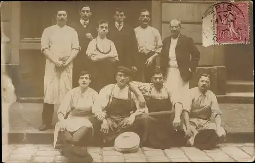 Foto Ak Paris, Handwerker in Arbeitskleidung, Gruppenbild