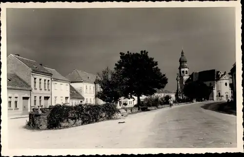 Foto Ak Göllersdorf Niederösterreich, Straßenpartie im Ort, Kirche